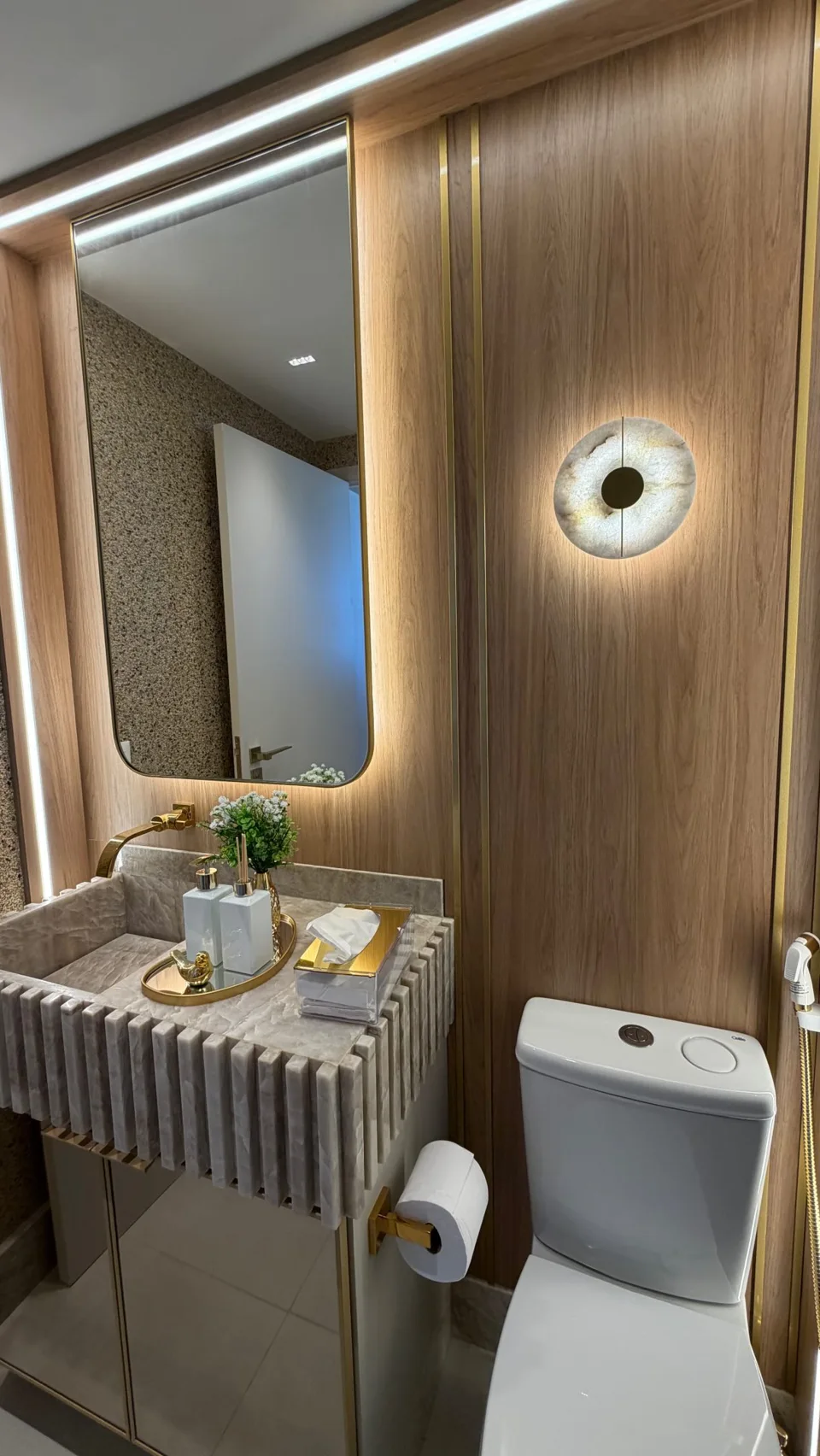 Moldura e frisos em inox no lavabo de Nayara Oliveira, executados pela TB INOX